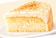 Porción de pastel de tres leches